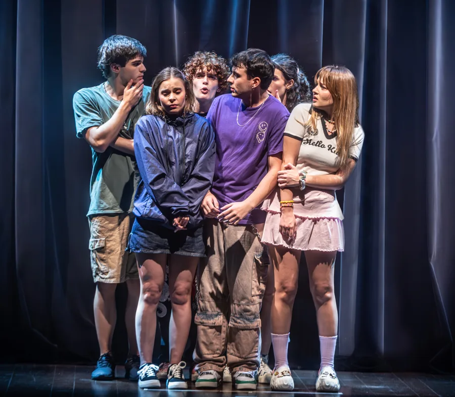 Elenco Adolescer em cena